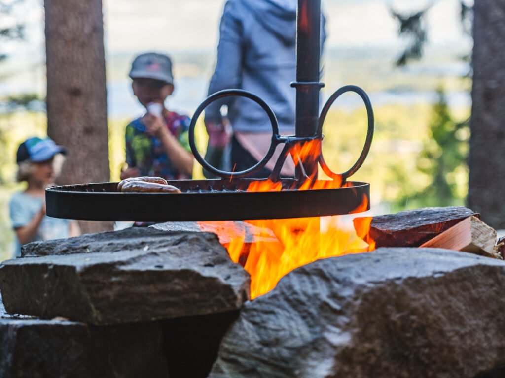 Eväiden grillausta Tahkolla