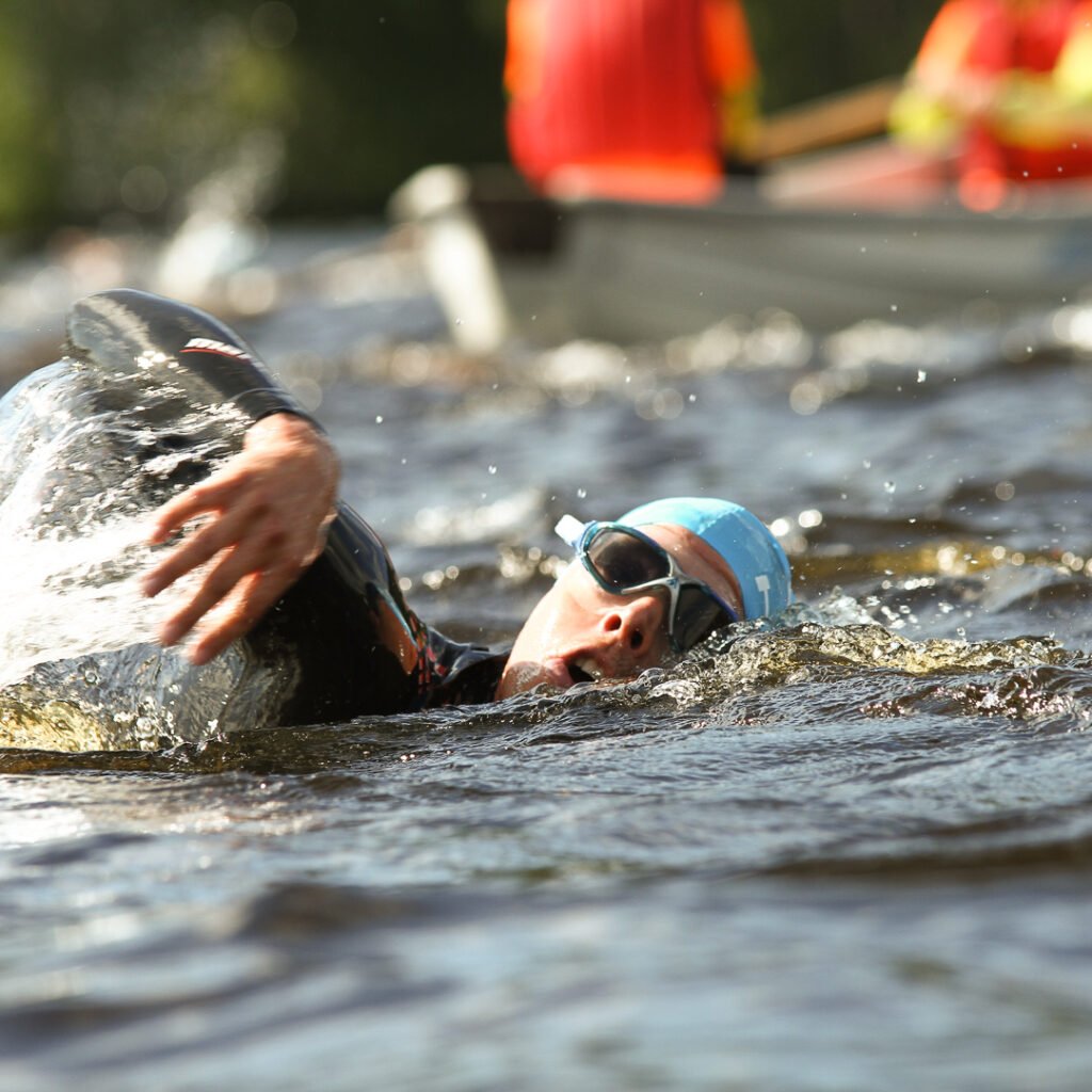 Triathlonisti uimassa