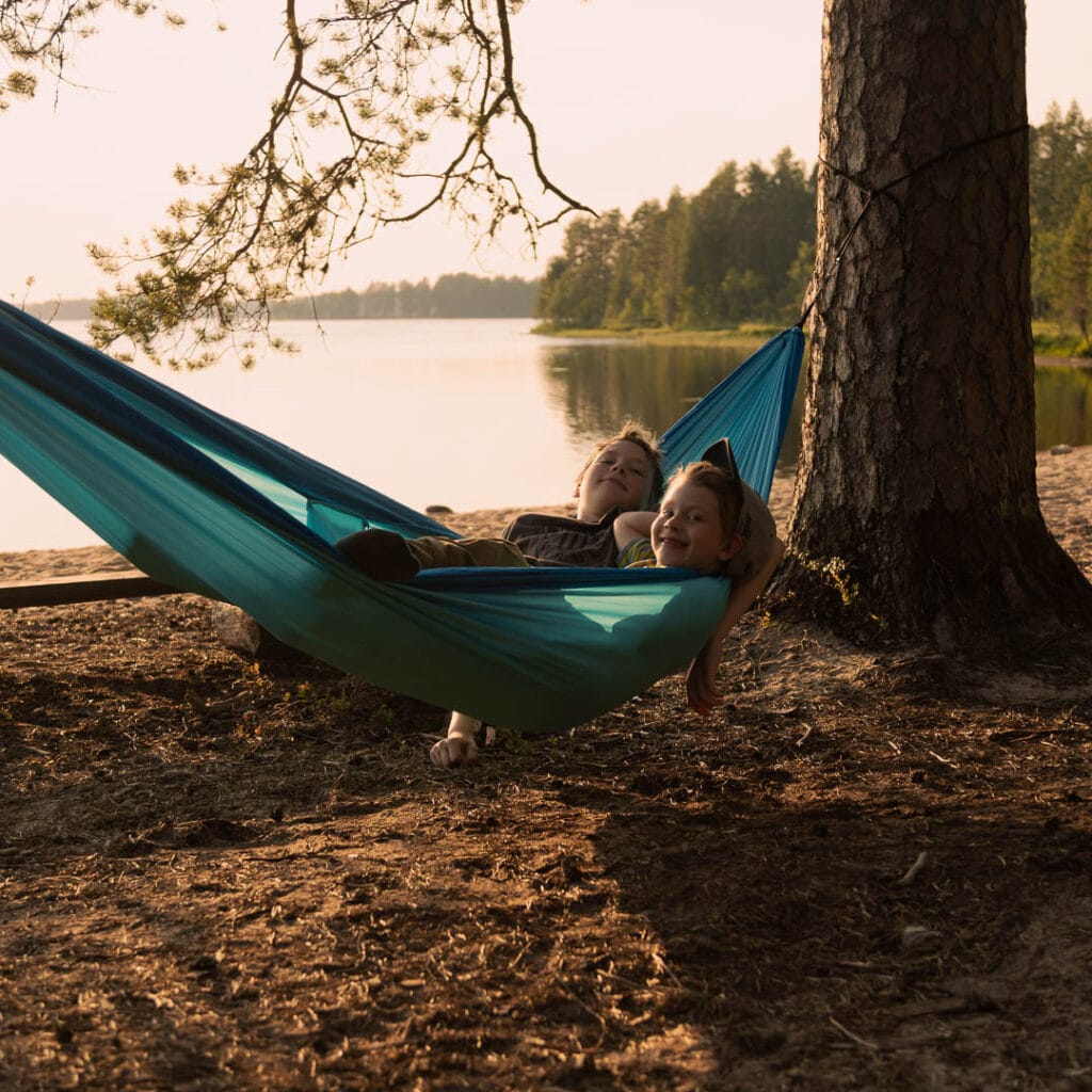 Visit Rautavaara. Kaksi lasta riippukeinussa.