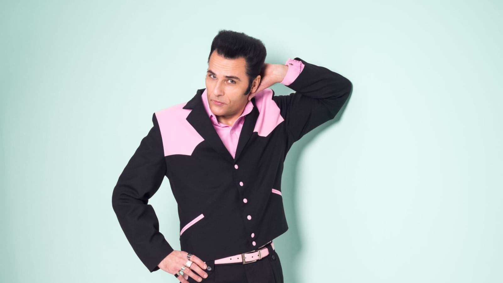 elvis show by aron